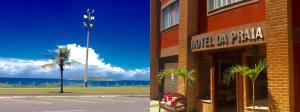 um edifício com uma palmeira em frente ao oceano em Hotel da Praia em Vila Velha