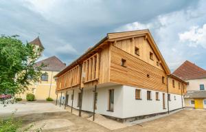 a building with a wooden roof on top of it at Eidenberger's Herberge in Eidenberg