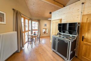 a kitchen with a stove and a table with chairs at Eidenberger's Herberge in Eidenberg