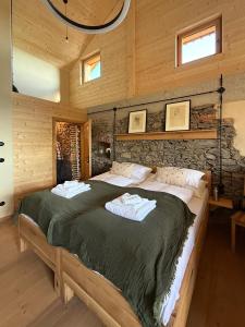 a bedroom with two beds in a log cabin at Eidenberger's Herberge in Eidenberg