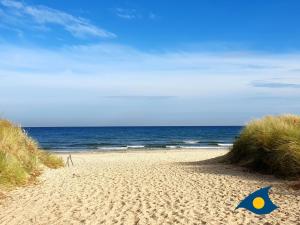 a sandy beach with the ocean in the background at Bernsteinquartier Whg 11 "Inselglück" in Kölpinsee