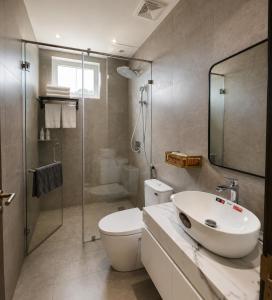 a bathroom with a sink and a toilet and a shower at Thảo Ngân Pleiku Hotel in Pleiku
