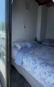 a bedroom with a bed with blue sheets and pillows at El Candelabro in Pisco