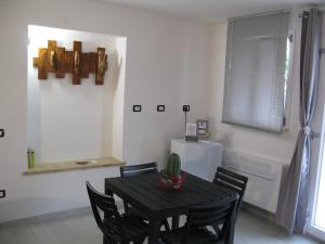a dining room with a black table and chairs at Camera gigli al civico 29 in Collestrada +6 photos