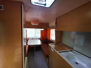 Kuchyň nebo kuchyňský kout v ubytování KULT DDR Wohnwagen am Ostseestrand + 41 fotografií