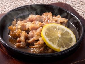 佐世保市にあるホテル ローレライのレモンが乗った黒いボウルに入った食べ物