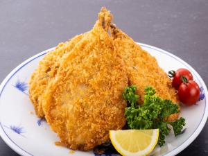 佐世保市にあるホテル ローレライの揚げ物と野菜が乗った白い皿