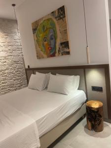ein Schlafzimmer mit einem Bett und einem Gemälde an der Wand in der Unterkunft Villa Yi in Chorafakia + 29 Fotos