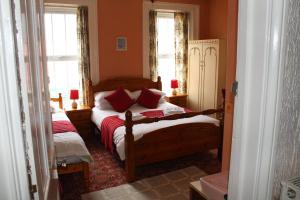 a bedroom with two beds and two windows at Middlegate Hotel in Pembroke