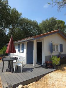 a patio with a table and a shed at Le chalet de la tranquillité ! in Parignargues