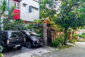 a black suv parked in front of a house at Dprof Exclusive Guesthouse Semarang RedPartner in Jatingaleh