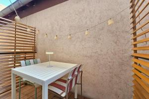 a white table and chairs in a room at Studio cocooning à 5km du centre de Strasbourg in Schiltigheim