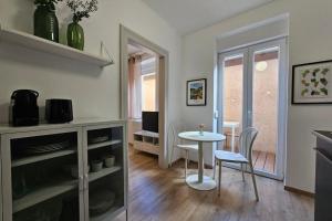 a kitchen with a table and chairs in a room at Studio cocooning à 5km du centre de Strasbourg in Schiltigheim +19 photos