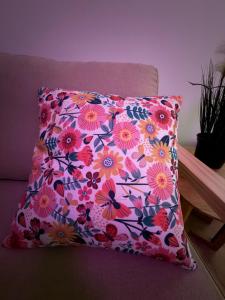 a pillow with a flower pattern on a couch at Inselquartier Ratzeburg in Ratzeburg