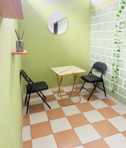 a room with a table and two chairs and a mirror at Studio Paisible Aéroport FHB in Abidjan