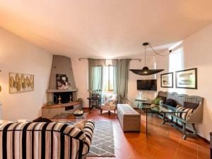 a living room with a couch and a table at Apartment Panzano in Panzano