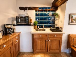 a kitchen with a sink and a microwave at Torwärterhaus Kipfenberg-Arnsberg in Arnsberg