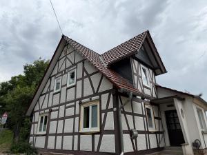a black and white house with a roof at Ferienhaus am Johannesberg in Heuthen