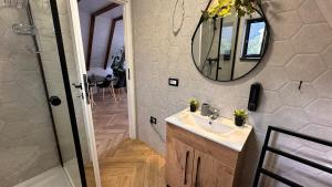 ein Badezimmer mit Waschbecken, Dusche und Spiegel in der Unterkunft Wild Hill Frames in Holbav + 32 Fotos