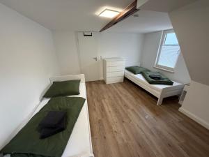 a small room with two beds and a window at Ferienhaus am Johannesberg in Heuthen