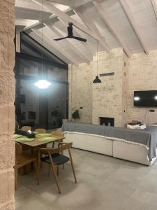 ein Wohnzimmer mit Sofa und Tisch in der Unterkunft Villa Yi in Chorafakia