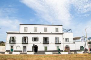 a white building with windows and a blue sky at Lidi & Miti in Bacoli