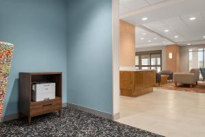 an office lobby with a fireplace and a waiting room at Hampton Inn By Hilton Lawrenceburg in Lawrenceburg +29 photos