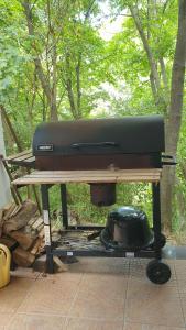 a grill sitting on top of a picnic table at Winterberg Vendégház in Óbánya