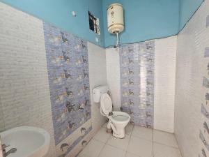 a bathroom with a toilet and a sink at The Sanmit Stay Kasauli by Splendid Retreat Hotels in Kasauli