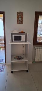 a microwave on a cart in a room at Sweet Home in Tolmezzo