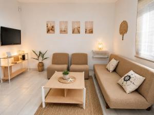 a living room with a couch and a table at EL Niu del Delta in Deltebre