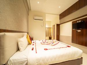 a bed with a heart made out of flowers on it at Hotel Elite inn in Thanjāvūr