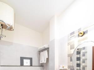 a bathroom with a sink and a mirror at Hotel Elite inn in Thanjāvūr +21 photos