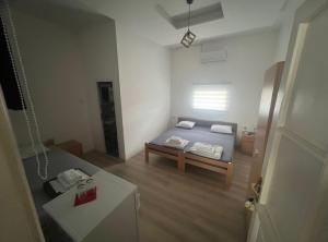 a small room with a bed and a table at Tabacco in Obrenovac