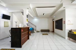 a living room with a couch and a tv at RedDoorz Plus near Universitas Maranatha Bandung 2 in Bandung +17 photos