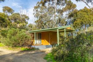 a small yellow house in the woods at Watervale Retreat in Watervale