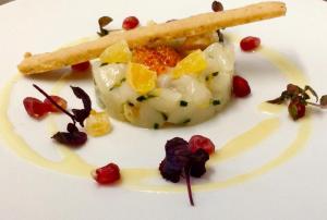 - une assiette blanche avec un dessert accompagné de fruits dans l'établissement Hôtel Restaurant de la Place, à Saint-Jean-dʼAngély