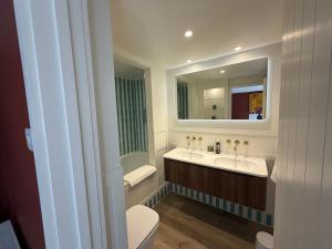 a bathroom with a sink and a mirror at The Red Lion in Blewbury