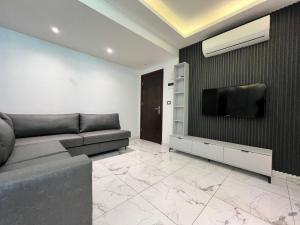ein Wohnzimmer mit Sofa und Flachbildfernseher in der Unterkunft Sama AL Hamra Hotel Apartments in Raʼs Bayrūt