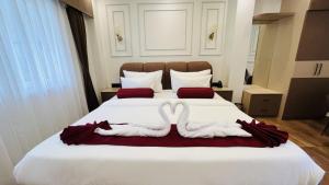 a bed with two white towels on top of it at Aabuu Babuu Resort & Banquet in Kurseong
