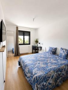 a bedroom with a bed and a desk and a window at Beautiful, modern room in Saint-Paul-de-Varax
