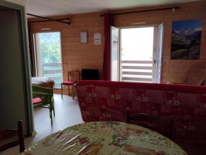 a dining room with a table and a window at Studio confortable à Cauterets - 40 m² - Vue sur la montagne in Cauterets