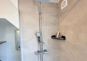 a shower with a glass door in a bathroom at Studio Cosy Pont-Saint-Maxence in Pont-Sainte-Maxence