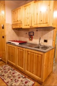 a kitchen with wooden cabinets and a sink at Heidi Montelivata in Subiaco