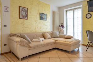 a living room with a couch in a room at Casa Cataleya, Tuenno Ospitar in Tuenno