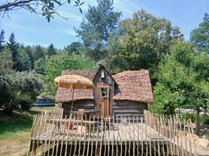 a small log cabin with a roof at La cabane de Moïra in Xertigny