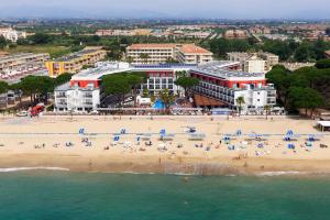 an aerial view of a beach with people on it at Estival Centurión Playa in Cambrils