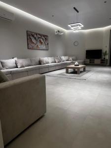 a living room with a couch and a table at هابينيس شاليه in Salalah