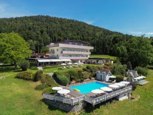 an aerial view of a house with a swimming pool at Hotel Garni Wurzer in Velden am Wörthersee