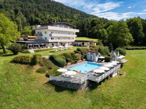 an aerial view of a large house with a swimming pool at Hotel Garni Wurzer in Velden am Wörthersee